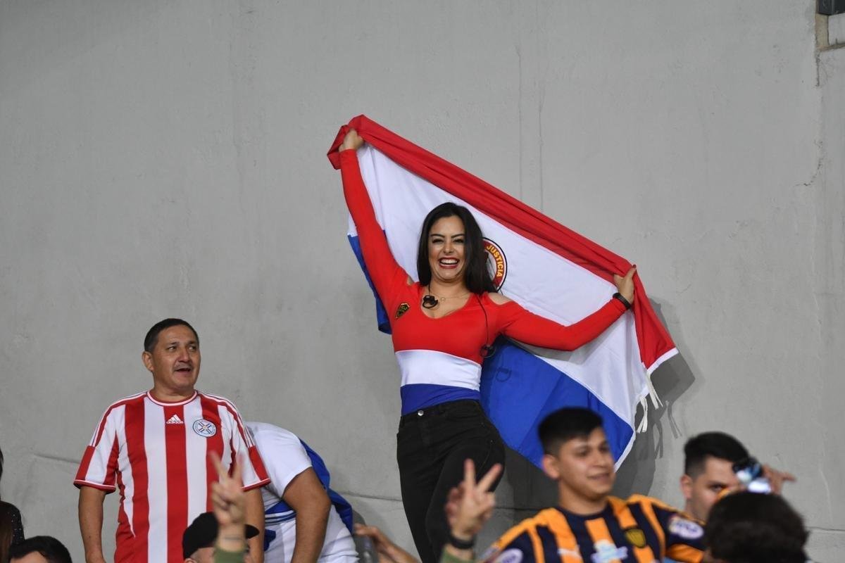 Larissa Riquelme manteve tradio de colocar celular entre os seios, foi calorosa com torcedores e apoiou Paraguai de forma efusiva no Mineiro