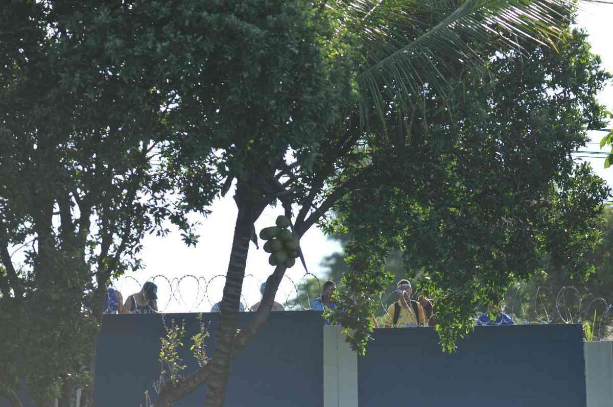 Integrantes da torcida Pavilho Independente subiram em muro e xingaram jogadores e tcnico Mano Menezes