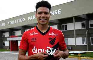 O Athletico-PR anunciou a contratao do meia Marquinhos Gabriel, que estava no Cruzeiro