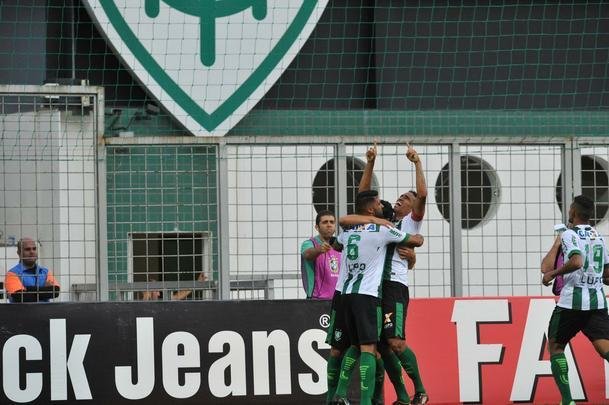 Zagueiro americano Rafael Lima marcou o gol do ttulo sobre o CRB e emocionou o Independncia