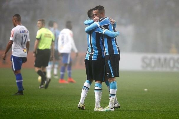 Sob forte neblina em Porto Alegre, Cruzeiro  batido pelo Grmio e vai para lanterna do Brasileiro