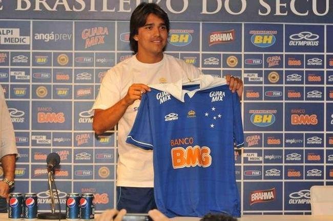 Imagens da apresentao do atacante Marcelo Moreno na Toca da Raposa II