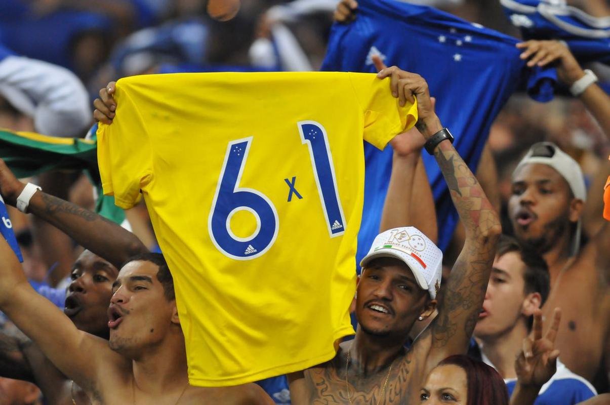 Fotos da torcida do Cruzeiro durante a partida contra o Operrio-PR, no Mineiro, pela 29 rodada da Srie B