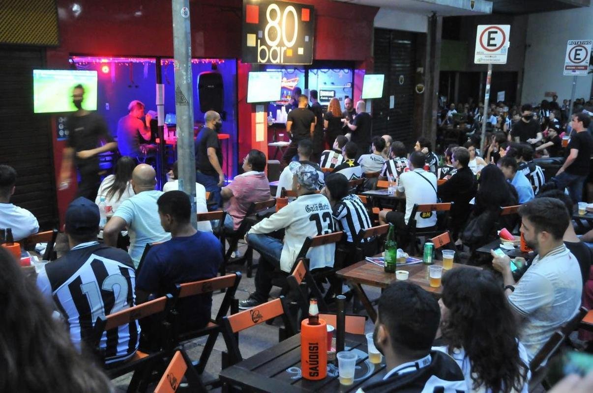 Nesta quinta-feira (2), torcedores do Atltico lotaram os bares de BH para acompanhar Bahia x Galo, jogo adiado da 32 rodada do Campeonato Brasileiro. Na imagem, bares na regio da Savassi.