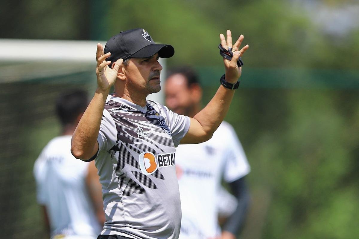 Treino do Atlético em campo. Jogadores fizeram atividade pela manhã no gramado. No período da tarde, trabalho foi na academia