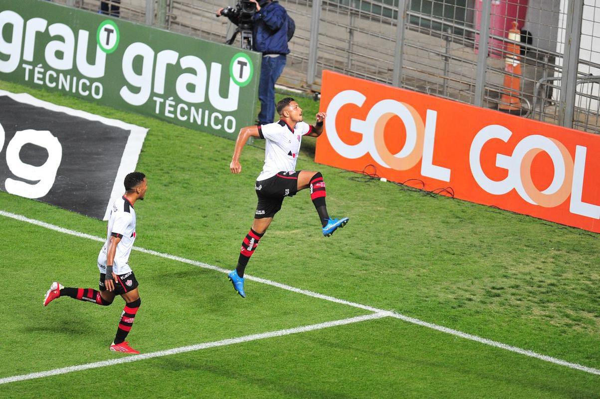 Fotos do duelo entre Cruzeiro e Vitria, no Independncia, em Belo Horizonte, pela 17 rodada da Srie B do Campeonato Brasileiro