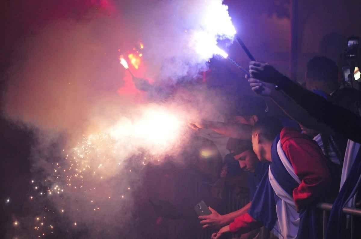 Torcida do Cruzeiro apoia a delegao do time na chegada ao Mineiro