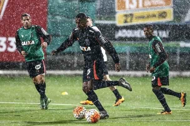 Fotos do treino do Atlético no Estádio Rumiñahui