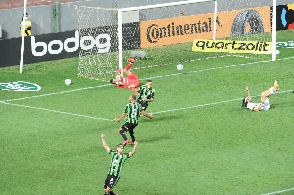 Fotos do duelo entre Amrica e Ponte Preta, no Independncia, em Belo Horizonte, em jogo de volta da quarta fase da Copa do Brasil