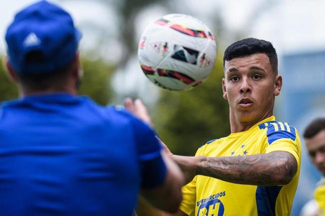 Em 2021, o atacante Vincius Pop esteve emprestado pelo Cruzeiro ao Gois. Nesta temporada, ele rescindiu com o clube celeste e assinou contrato com o Azuriz, do Paran.