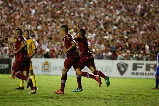 No segundo tempo, o azar alvirrubro se transformou em sorte. Aos 19 minutos, Álvaro diminuiu a diferença. Mas ainda estava 2 a 1 para o Paysandu. Até que no último minuto do jogo, Wallace Pernambucano cruza, a zaga paraense tenta se livrar do lance, a bola bate na mão Uchôa e Vuaden marca o pênalti. Os Aflitos explode e ensandece quando vê Jean Carlos estufar as redes e empatar o jogo que parecia perdido.