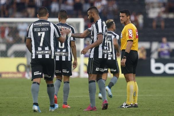 Fotos da vitória do Botafogo sobre o Atlético, por 2 a 1, no Engenhão, pela 18ª rodada do Brasileiro