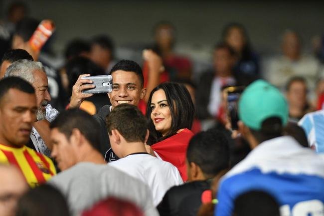 Larissa Riquelme manteve tradio de colocar celular entre os seios, foi calorosa com torcedores e apoiou Paraguai de forma efusiva no Mineiro
