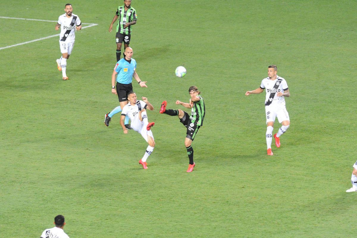 Rodolfo, de pnalti, marcou o terceiro gol do Amrica sobre a Ponte Preta