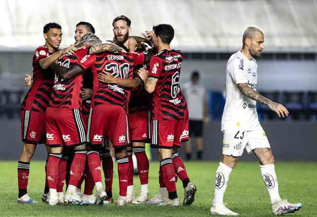 Elenco do Flamengo comemora um dos gols da vitria sobre o Santos, na Vila