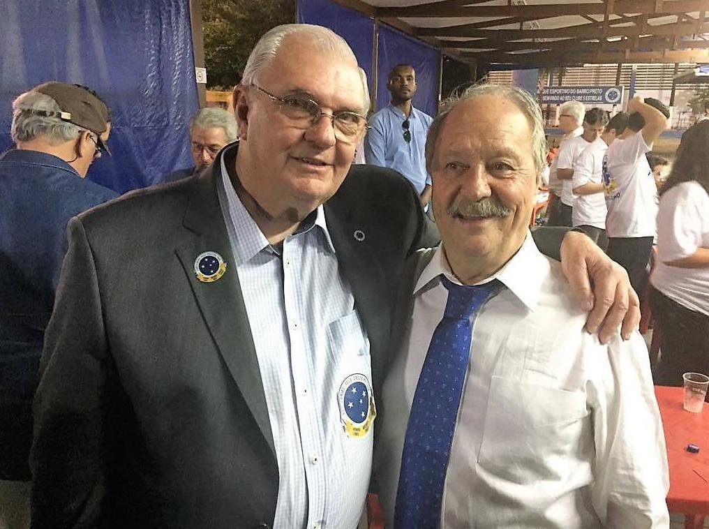 JUNHO: De outro lado, a situao, liderada por Gilvan de Pinho Tavares, definiu a candidatura do economista Wagner Pires de S, que havia sido presidente do Conselho Fiscal. A chapa foi completada com Hermnio Francisco Lemos Filho, 1 vice, e Ronaldo Granata, 2 vice. 