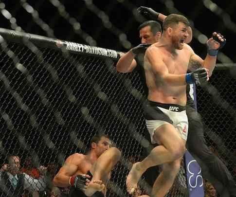 Considerado azarão na luta principal do UFC 199, em Los Angeles, Michael Bisping surpreende Luke Rockhold e conquista o cinturão do peso médio, com nocaute arrasador no primeiro round