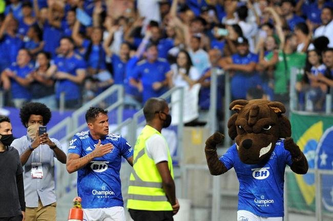 Fotos do gol de Edu, do Cruzeiro, sobre o Athletic, no Mineiro, em jogo de ida da semifinal do Mineiro