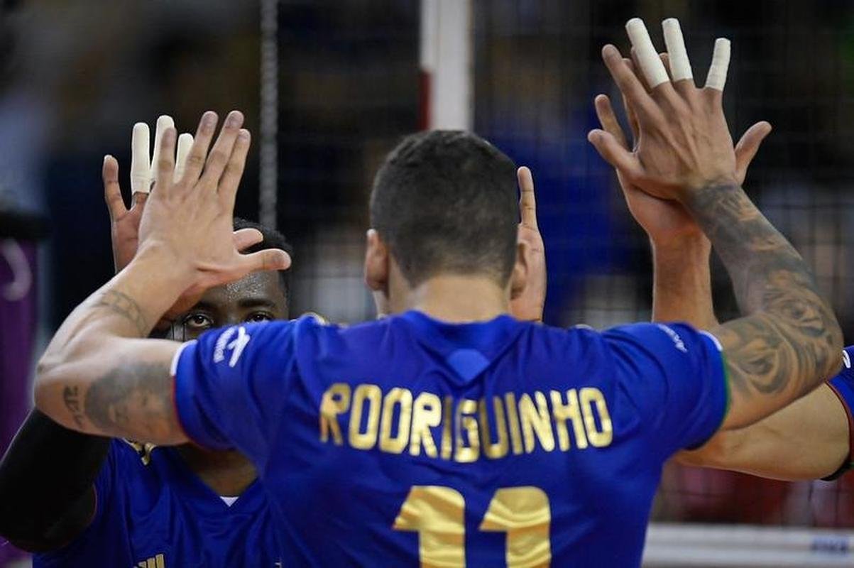 Fotos da festa do Cruzeiro com a vitria sobre o Civitanova e a conquista do tetracampeonato mundial de vlei, em Betim