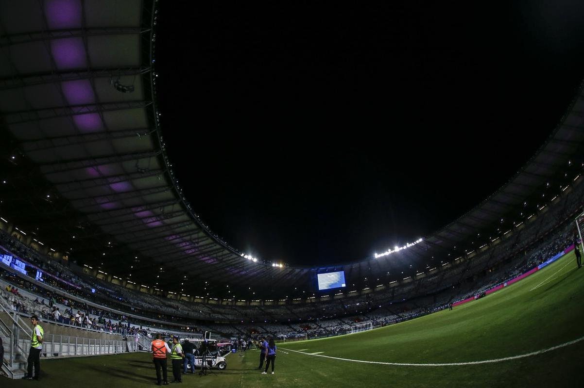 Mineiro teve show de luzes e iluminao especial antes do jogo entre Cruzeiro e Ituano pela Srie B do Campeonato Brasileiro. Estdio aderiu  campanha Outubro Rosa, de conscientizao da sociedade para a preveno do cncer de mama. Houve ainda espetculo com fogos e aes de patrocinadores do clube na esplanada para o torcedor, que festejou com o time o ttulo da Srie B do Brasileiro