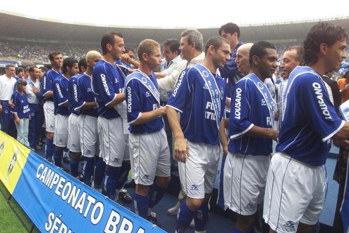 Com o ttulo brasileiro confirmado, o Cruzeiro fez no dia 7 de dezembro de 2003 o jogo da taa e das faixas contra o Fluminense, no Mineiro. Com show de Alex, autor de dois gols, o time celeste goleou os cariocas por 5 a 2 e promoveu nova festa da torcida azul em Belo Horizonte. Jogadores finalmente ergueram a taa oficial do Campeonato Brasileiro, cedida pela CBF, e deram a volta olmpica. Os campees brasileiros de 1966 tambm participaram das comemoraes no Gigante da Pampulha.