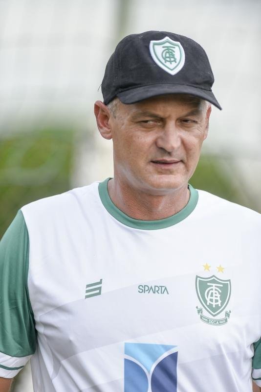 Lisca foi apresentado, conversou com jogadores e assistiu ao treino do América