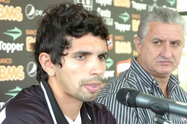 25/03/2011. Apresentação do novo jogador de futebol do Atlético, o atacante Guilherme e o diretor de futebol Eduardo Maluf, no Centro de Treinamento (Cidade do Galo), em Vespasiano, na Região Metropolitana de Belo Horizonte.