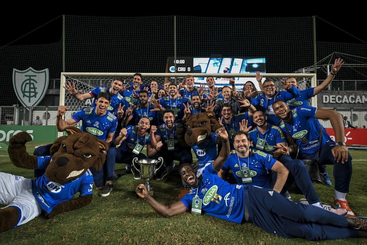 Time de vlei do Cruzeiro festeja conquista da Superliga nas ruas e no estdio