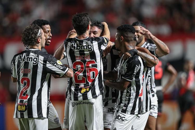 Veja as fotos do confronto entre Atlético-GO e Atlético, no estádio Antônio Accioly, em Goiânia, pela 27ª rodada da Série A do Brasileirão.