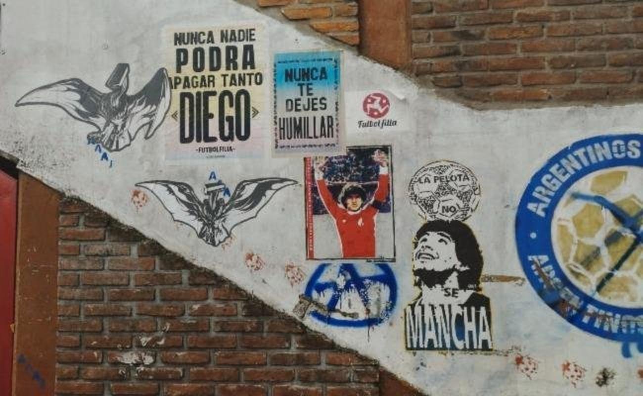 Colagem nos muros do estdio Diego Armando Maradona, em Buenos Aires
