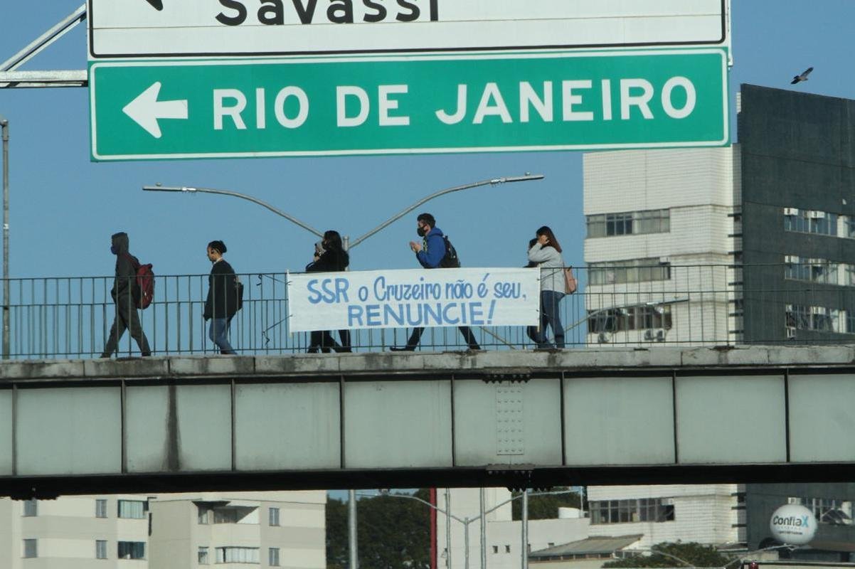Faixas pedem a sada do presidente do Cruzeiro