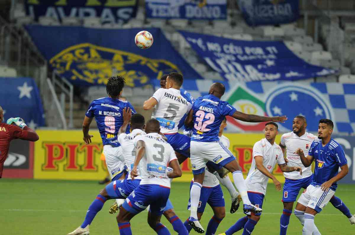 Fotos do jogo entre Cruzeiro e Paran Clube, no Mineiro, em Belo Horizonte, pela 19 rodada da Srie B do Campeonato Brasileiro