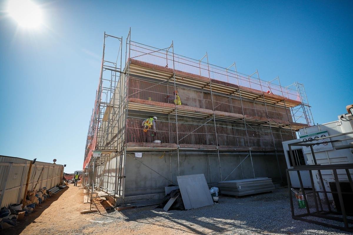 Ideia  mostrar a realidade das obras de construo do estdio do Galo
