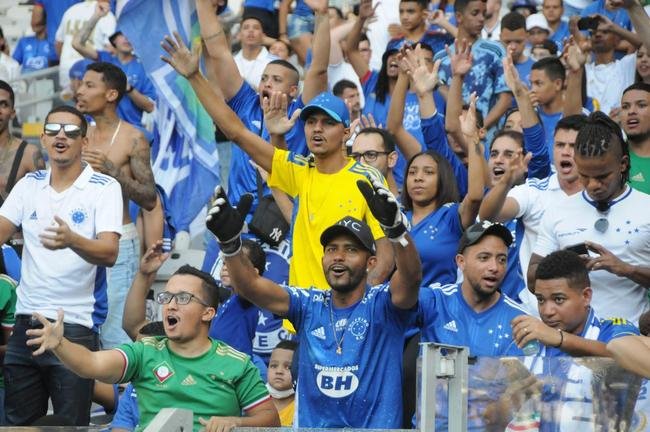 Fotos da torcida do Cruzeiro, no Mineiro, na partida contra a Ponte Preta pela 13 rodada da Srie B do Campeonato Brasileiro. Mineiro recebeu grande pblico mais uma vez