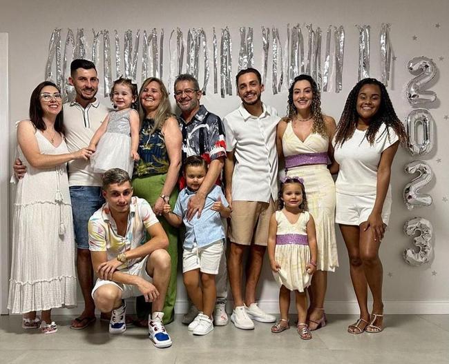 Hyoran com amigos e família