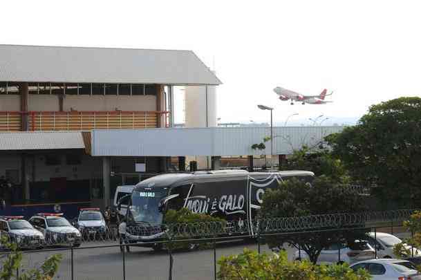 Delegao do Atltico desembarcou no Aeroporto de Confins na tarde desta quinta-feira sob forte escolta policial