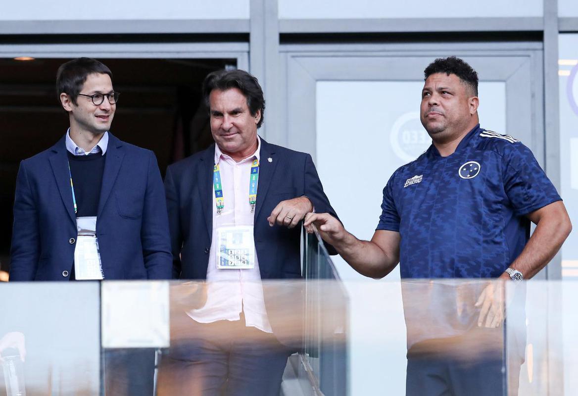 Ronaldo usa camisa nova do Cruzeiro no Mineirão, mas tapa marca da Adidas