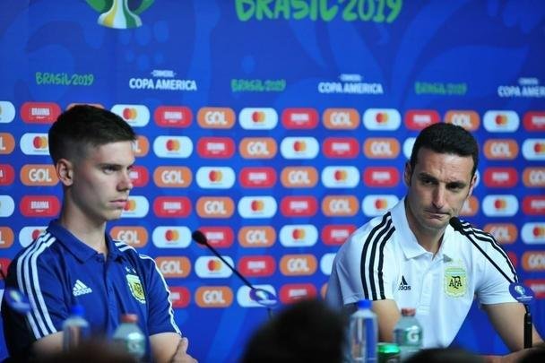 Tcnicos de Argentina e Paraguai, juntos de um jogador de cada equipe, em entrevista no Mineiro