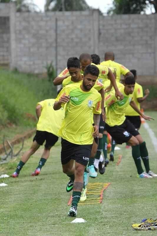 O elenco do Amrica se reapresentou para a temporada 2015 na tarde desta segunda-feira, no CT Lanna Drumond. Depois de reunio com integrantes do conselho de administrao, os jogadores foram para um campo secundrio, onde realizaram o primeiro trabalho com bola. O gramado principal passa por reformas.