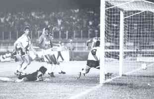 Derrotado por 2 a 0 no jogo de ida da final, em Buenos Aires, o Cruzeiro goleou o River Plate por 3 a 0 e levou o ttulo da Supercopa de 1991, no Mineiro. 