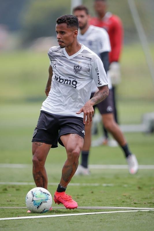 Aps polmica balada, Dylan e Marrony participam normalmente do treino na Cidade do Galo