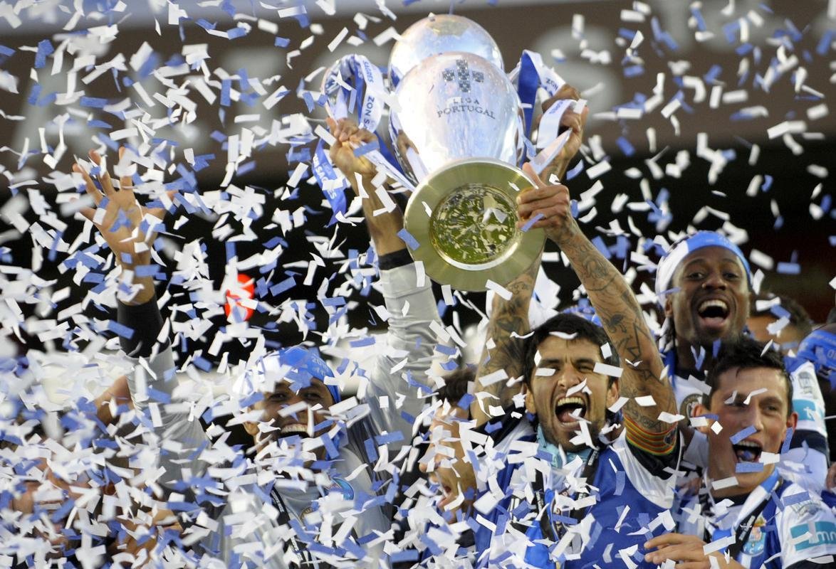 Porto - No tricampeonato consecutivo conquistado na temporada 2012/13, o Porto estava a quatro pontos atrs do arquirrival Benfica faltando trs rodadas para o fim da competio. A equipe conseguiu a reviravolta e levou a taa com um ponto de vantagem. Para conquistar o ttulo, o time encerrou o torneio com sete vitrias seguidas.