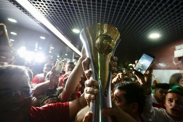 Jogadores, comissão técnica e diretoria do Náutico foram recebidos com festa no desembarque após a conquista do título da Série C do Campeonato Brasileiro, diante do Sampaio Corrêa. A delegação alvirrubra desembarcou em solo pernambucano pouco depois das 23h30 e seguiu em carro aberto para a sede do clube, no bairro dos Aflitos