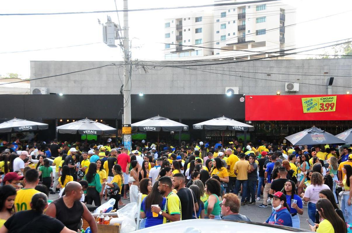 Movimento na Rua Alberto Cintra, em BH, durante jogo do Brasil contra a Srvia, pela abertura da Copa do Mundo do Catar