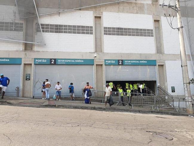 Torcida do Cruzeiro chega ao Independncia para o primeiro jogo com pblico no estdio durante a pandemia