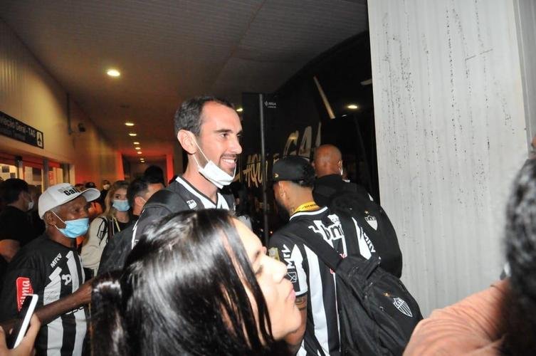 Jogadores e comiss�o t�cnica do Atl�tico foram recepcionados por dezenas de torcedores no Aeroporto Internacional de BH, em Confins, ap�s o t�tulo da Supercopa sobre o Flamengo, em Cuiab�. Hulk foi um dos jogadores mais assediados pelos atleticanos.