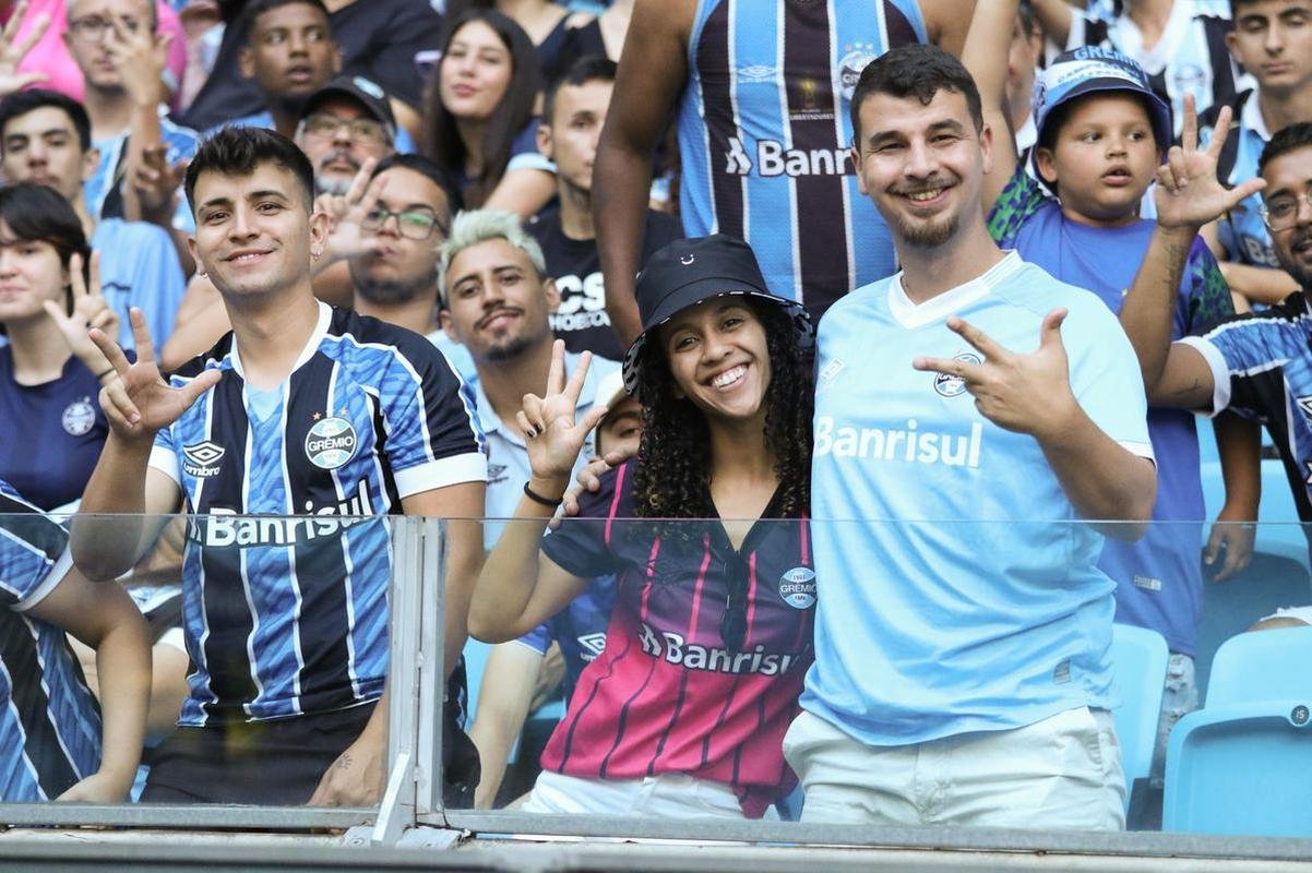 Luis Surez foi apresentado na Arena Grmio nesta quarta-feira (4/1)