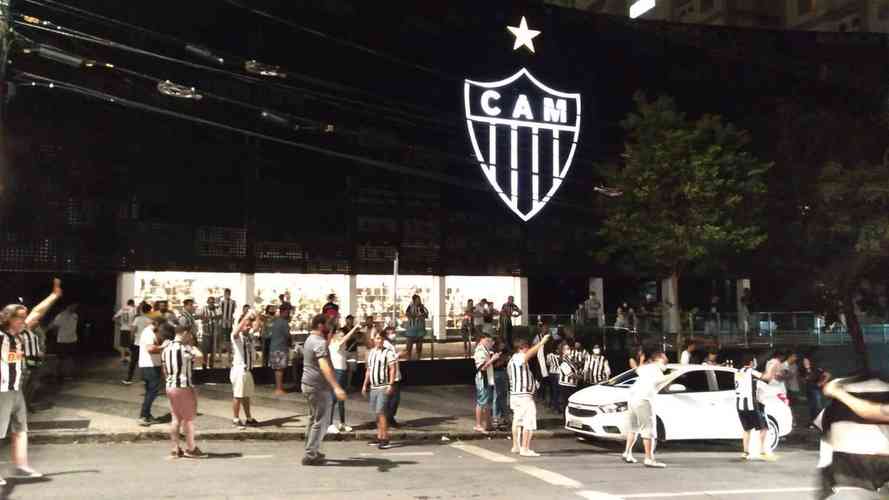 Fotos da festa e do buzinaço da torcida do Atlético em frente à sede do clube, no bairro de Lourdes, em BH. Centenas de pessoas foram ao local para festejar, de forma antecipada, o título brasileiro de 2021