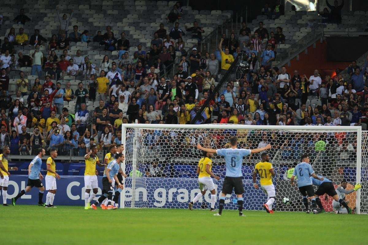 Fotos de Uruguai x Equador, no Mineiro