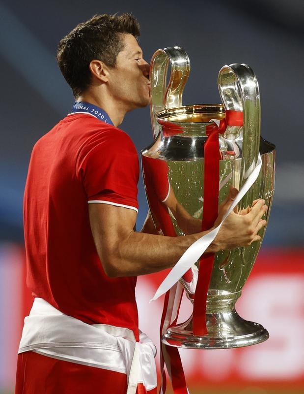 Bayern conquistou o hexa da Liga dos Campeões da Europa ao vencer o PSG por 1 a 0, neste domingo, no Estádio da Luz, em Lisboa. Coman marcou o gol do título alemão. Capitão Neuer ergue a taça junto aos seus companheiros.